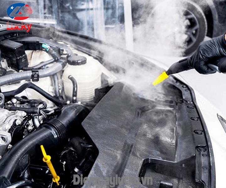 Dọn rửa khoang máy ô tô bằng nước nóng